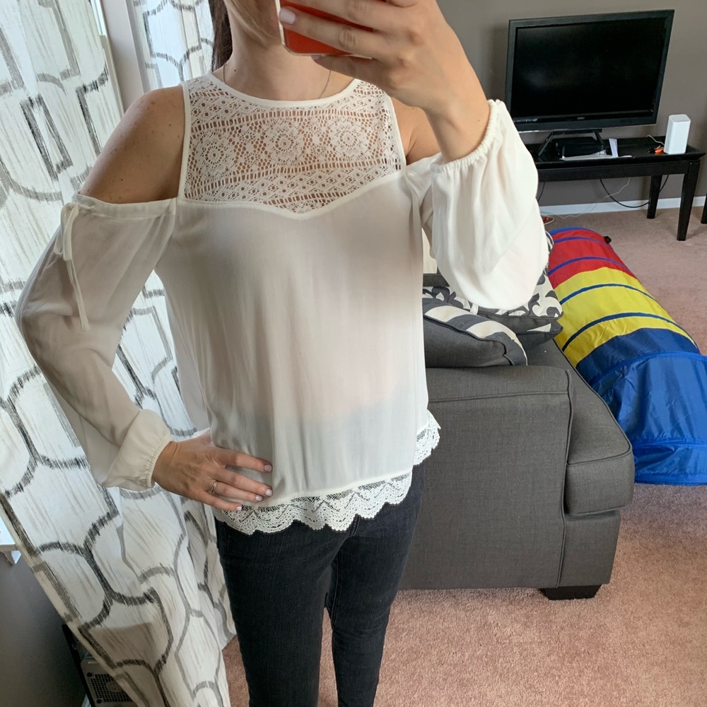 NWT CREAM COLD SHOULDER TOP- EXPRESS, XS